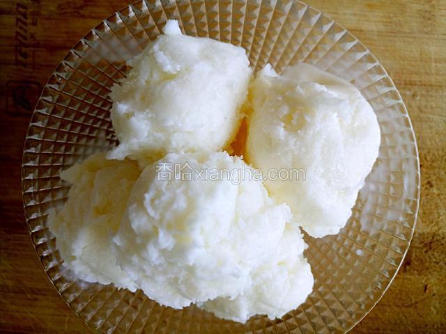 用小勺挖入碗中