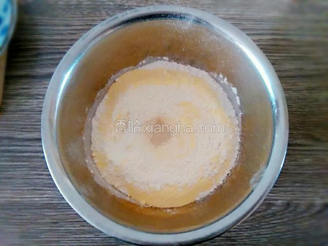 把酵母粉放入中间用温水溶解，搅拌均匀（如图一）
