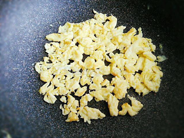 然后炒下鸡蛋，尽量炒的碎一些（凉凉备用）
