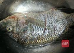 水煮罗非鱼的做法图解1