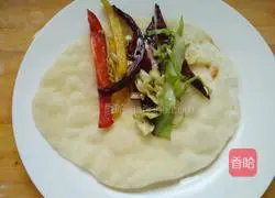 Illustration of how to make two-color pepper and cabbage burritos 8