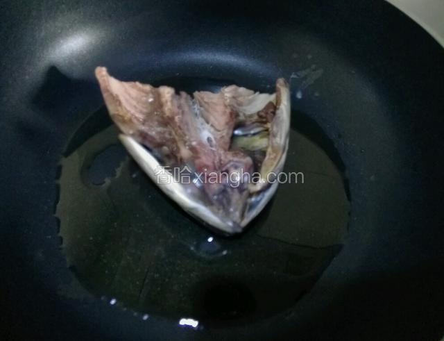 热油锅下鱼头入锅煎
