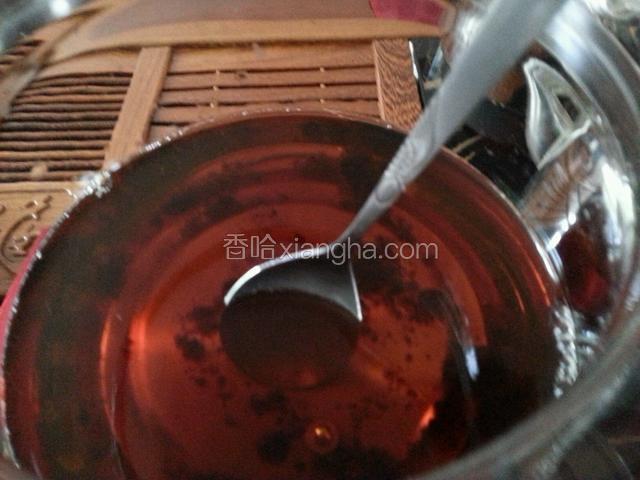 将红糖搅拌均匀
