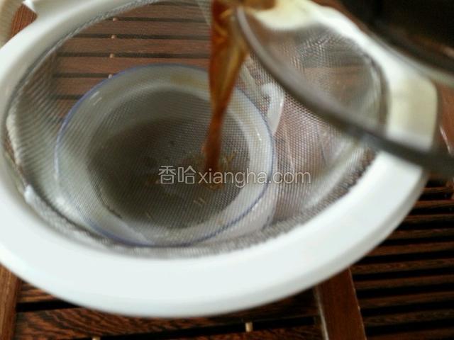 将茶过滤到壶中