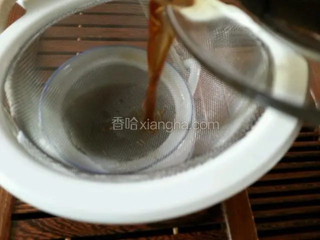将茶过滤到壶中