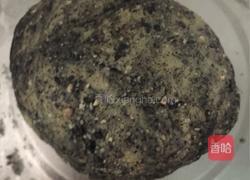 黑芝麻核桃饼干的做法图解3