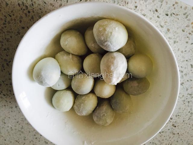 晃动碗颠几下让淀粉裹匀