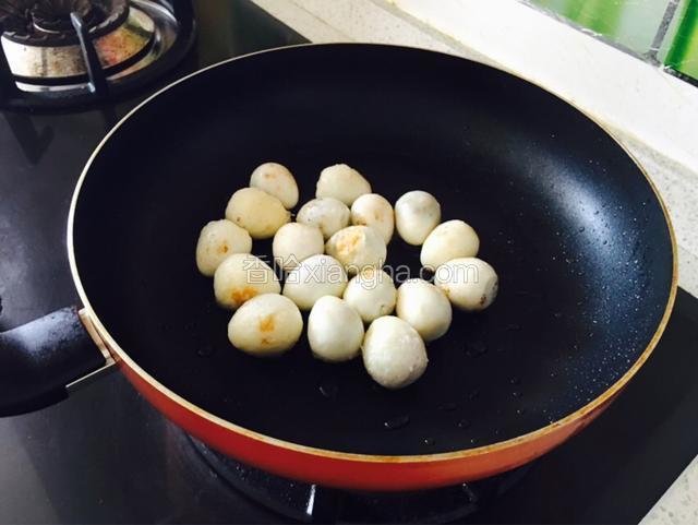 不停晃动锅均匀受热