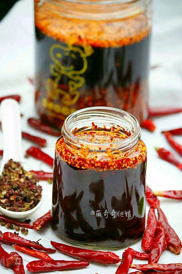 沉淀一夜后将上面的红油倒出即可。剩下的辣椒可以用来炒菜或做水煮鱼之类的。