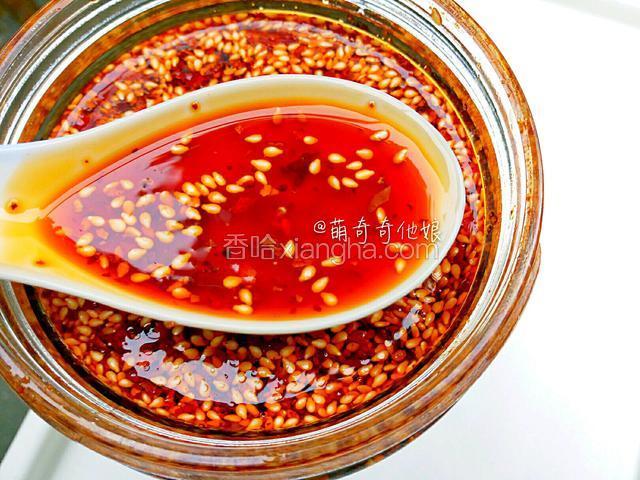 因为是阴天，瓶子里量多显示效果不好，舀一勺起来看就知道，红油很红，炒菜凉拌都可以增色增香不少。