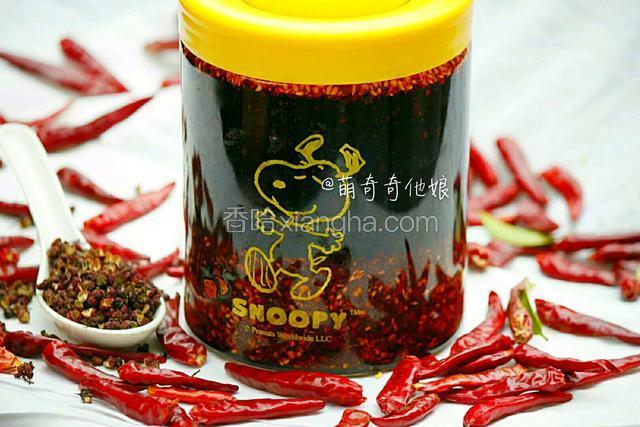 也可以不过滤红油，直接都放一起，吃的时候喜欢红油就倒油，喜欢有辣椒一起就搅拌一下再舀出来即可，非常方便。