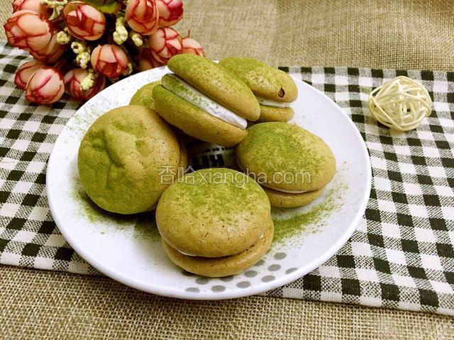 挤蛋白霜装饰两个加一起.撒绿茶粉装饰即可