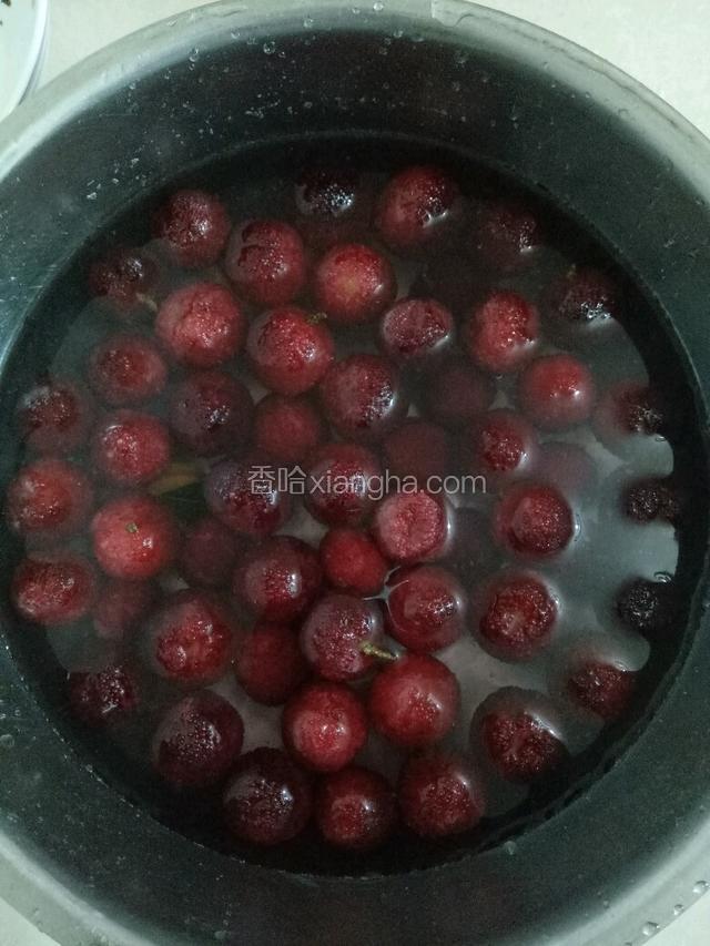 杨梅放淡盐水中浸泡二十分钟。