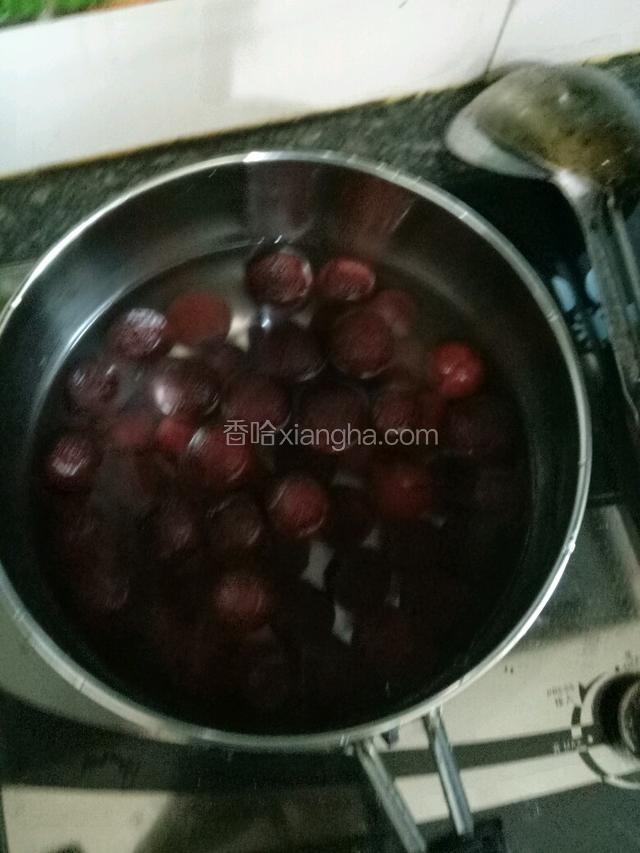 然后捞出沥干水分，放入奶锅另注入适量清水。