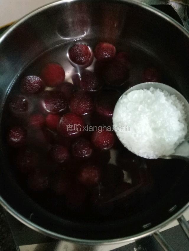 按自己的口味加入冰糖大火煮开，小火煮十五分钟。