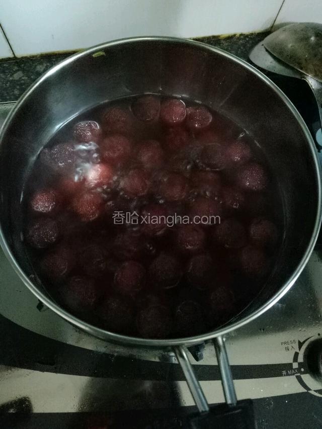 直到煮出的汁水发红即可。