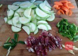 角瓜炒香肠的做法图解2