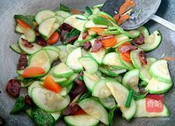 角瓜炒香肠的做法图解12