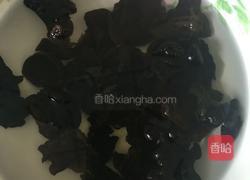 丝瓜炒木耳的做法图解2