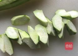 丝瓜炒木耳的做法图解3
