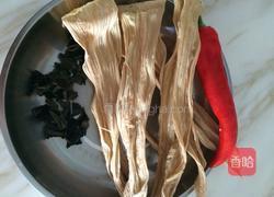 木耳炒腐竹。的做法图解1