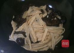 木耳炒腐竹。的做法图解11