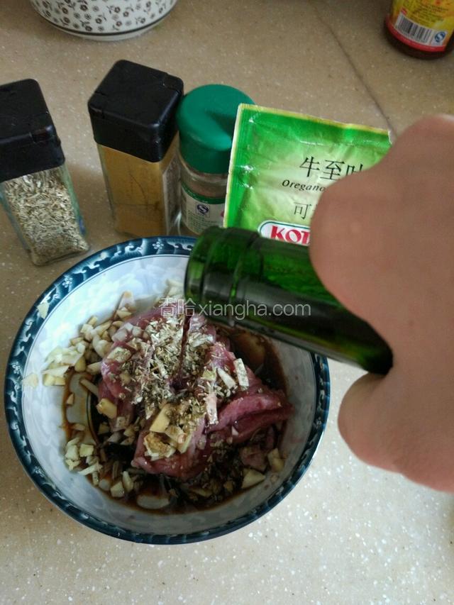 把所有配料还有酒放入装有鹿肉的碗里！