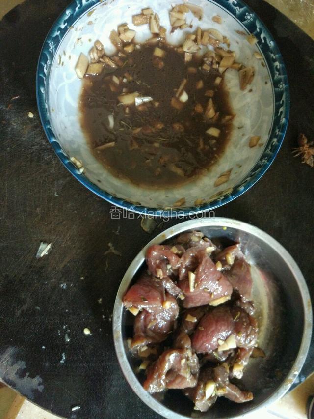 把鹿肉从红酒里捞出来，红酒别倒了，留着炖鹿肉！