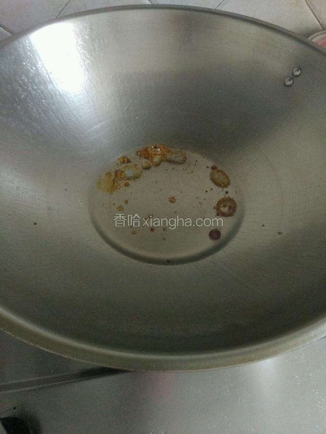 锅里放适量的油，把冰糖放入，熬成咖啡色！