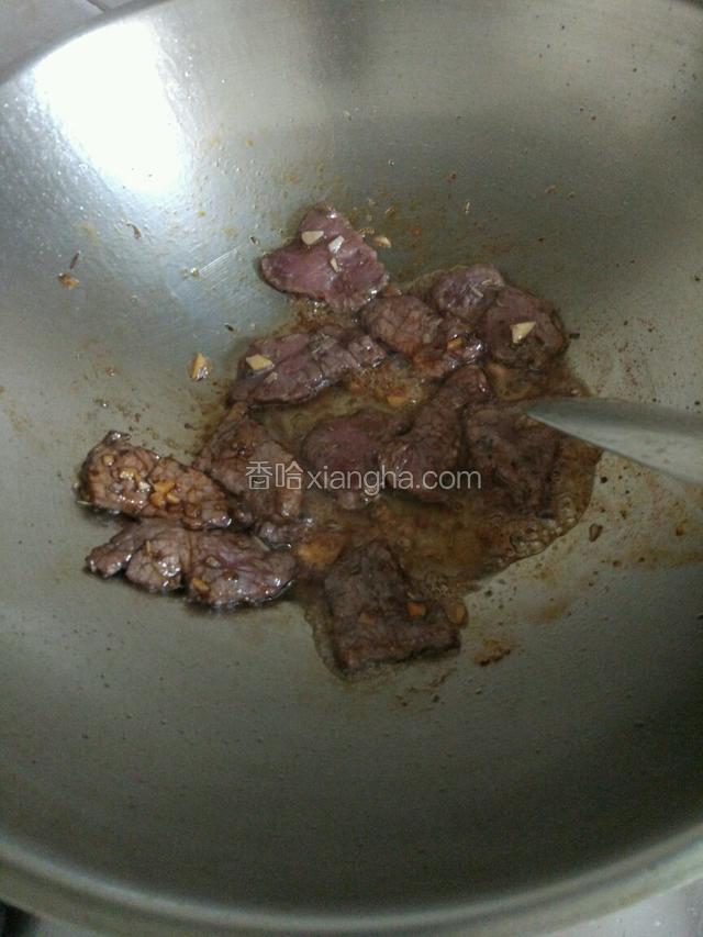 把鹿肉和八角倒入翻炒，微微变色！