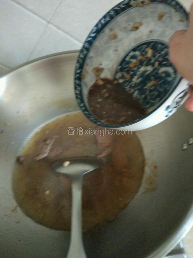 放适量的水，把腌制鹿肉的红酒倒入！一起炖！大约炖四十分钟左右！