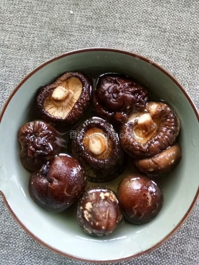 香菇提前一小时浸泡。