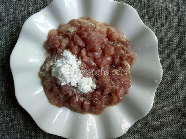 瘦肉切成末加生粉和料酒腌制十分钟。