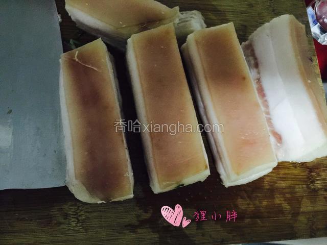 绰好的五花肉拿出来晾晾，切条