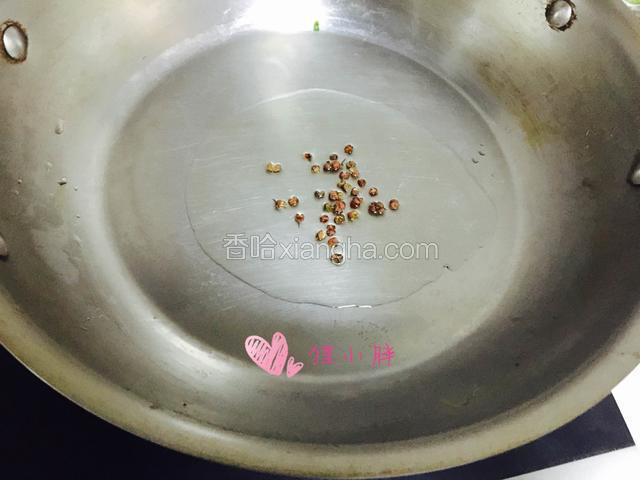 锅内放少量的油，适量花椒，小火炒香，五花肉也会出油，别放太多
