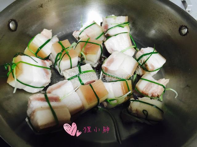 下入捆绑好的五花肉块，炒出油