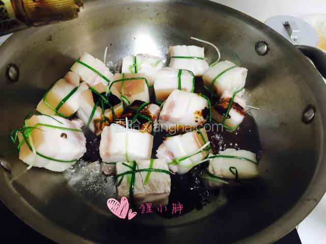 。倒入红烧酱油，使每块五花肉都裹上