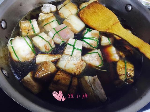 加温水。盖住五花肉。大火烧开