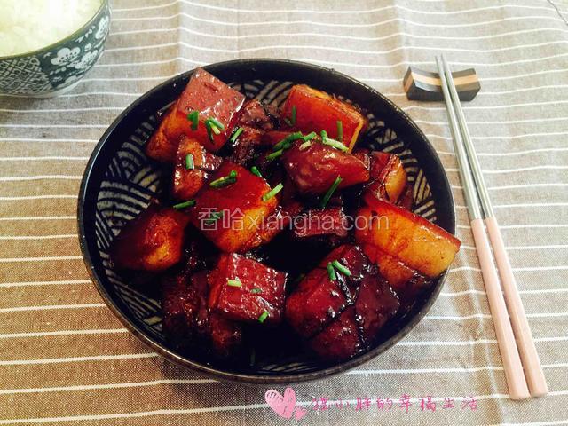 汁收好盛盘撒葱花装饰，看这表皮色泽诱人