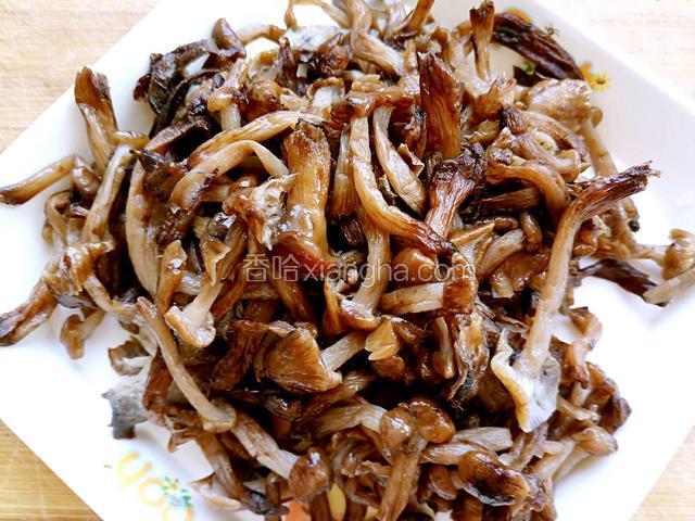 准备榛蘑，清洗干净锅中烧开水焯制2分钟。捞出沥干水分。