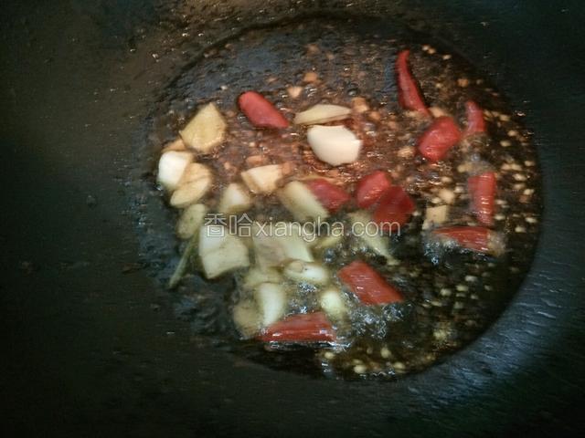 锅中烧油爆香葱姜蒜米椒粒