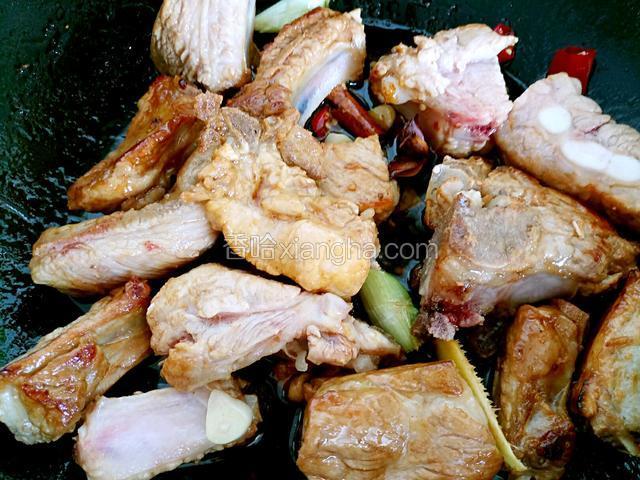 下入排骨翻炒均匀