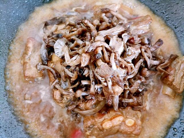 下入榛蘑，继续烧20分钟。