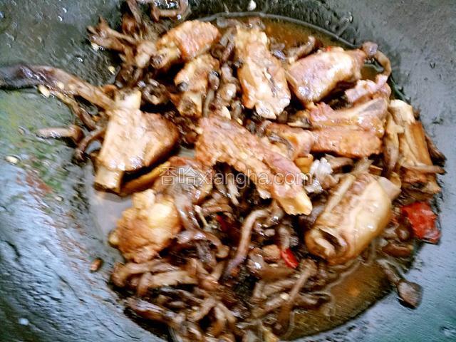 汤汁少许时加入盐，鸡精翻炒均匀即可。