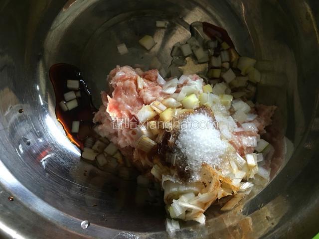 肉馅儿中加入葱花及所有调味料顺时针搅拌上劲。