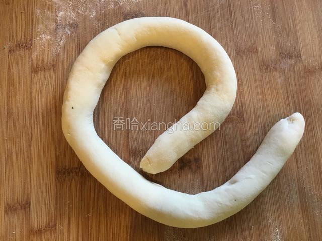 取出面团，多揉一会儿，搓成长条。