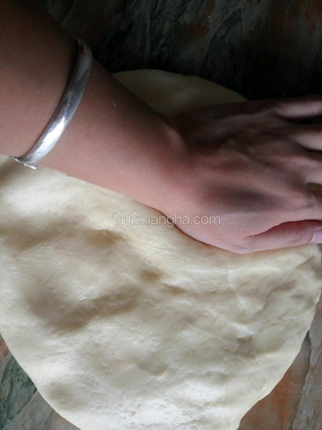 取出面团按压排气（请忽略我的大手腕）