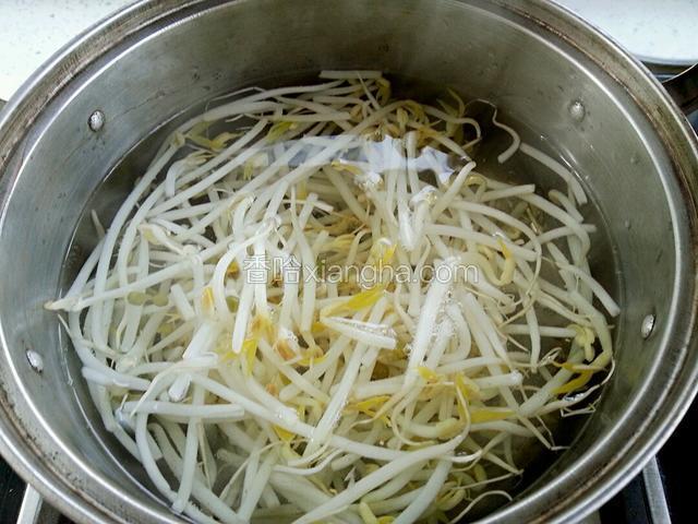 锅里烧水，将豆芽焯熟
