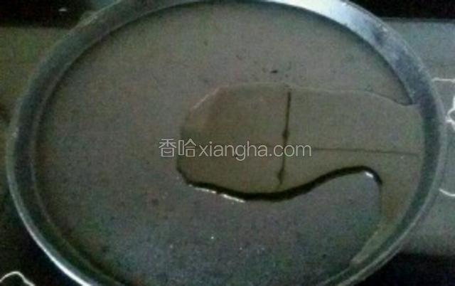 把铁板放在气灶上，然后放适量黄油。