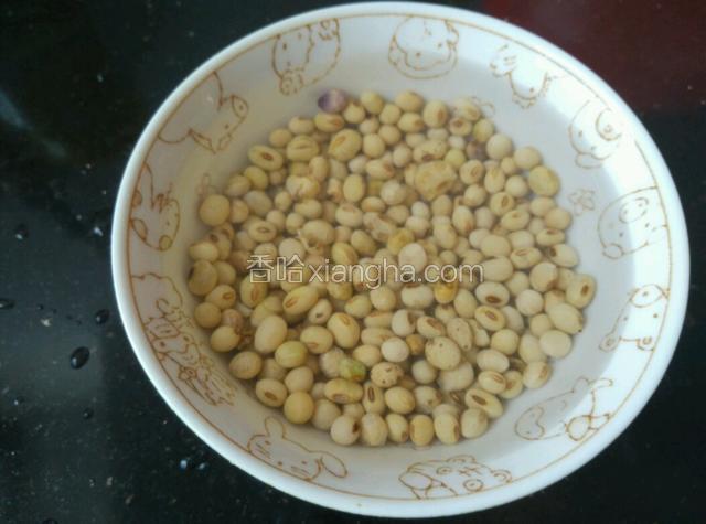 准备黄豆半碗，提前泡一泡。